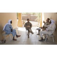 Le capitaine Clément du régiment de marche du Tchad (RMT) accompagné d'un agent des actions civilo-militaires (CIMIC) discute avec des chefs de quartier à Bitagoungou, au Mali.