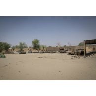 Vue d'épaves de véhicules militaires dans la cour d'une caserne désaffectée des forces armées maliennes (FAMa) à Bitagoungou, au Mali.