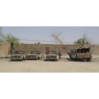 Vue d'épaves de véhicules militaires dans la cour d'une caserne désaffectée des forces armées maliennes (FAMa) à Bitagoungou, au Mali.