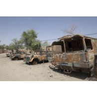 Vue d'épaves de véhicules militaires dans la cour d'une caserne désaffectée des forces armées maliennes (FAMa) à Bitagoungou, au Mali.