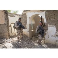 Des soldats du régiment de marche du Tchad (RMT) explorent une caserne désaffectée des forces armées maliennes (FAMa) à Bitagoungou, au Mali.