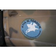 Ecusson du groupement tactique interarmes (GTIA) Al Farouk sur l'épave d'un véhicule des forces armées maliennes (FAMA) à Bitagoungou, au Mali.