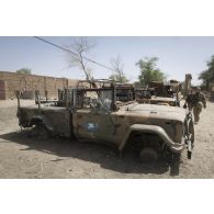 Vue d'épaves de véhicules militaires dans la cour d'une caserne désaffectée des forces armées maliennes (FAMa) à Bitagoungou, au Mali.
