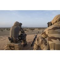 Des soldats du groupe de tireurs d'élite longue distance (TELD) observe le terrain dans la région de Bitagoungou, au Mali.