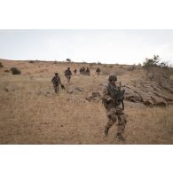 Un groupe de tireurs d'élite longue distance (TELD) progresse dans la région de Bitagoungou, au Mali.