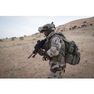 Un soldat du régiment de marche du Tchad (RMT) progresse dans la région de Bitagoungou, au Mali.