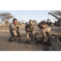 Des soldats du régiment de marche du Tchad (RMT) profitent d'une pause pour se reposer dans la région de Bitagoungou, au Mali.