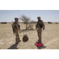 Le capitaine Bastien de l'équipe joint terminal attack controller (JTAC) communique par radio pour une évacuation sanitaire dans la région de Bitagoungou, au Mali.