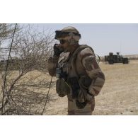Le capitaine Bastien de l'équipe joint terminal attack controller (JTAC) communique par radio pour une évacuation sanitaire dans la région de Bitagoungou, au Mali.