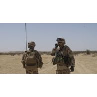 Le capitaine Bastien de l'équipe joint terminal attack controller (JTAC) communique par radio pour une évacuation sanitaire dans la région de Bitagoungou, au Mali.