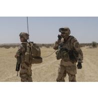 Le capitaine Bastien de l'équipe joint terminal attack controller (JTAC) communique par radio pour une évacuation sanitaire dans la région de Bitagoungou, au Mali.