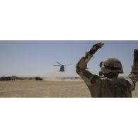 Le capitaine Bastien de l'équipe joint terminal attack controller (JTAC) guide l'arrivée d'un hélicoptère Caïman NH-90 pour une évacuation sanitaire dans la région de Bitagoungou, au Mali.