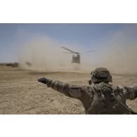Le capitaine Bastien de l'équipe joint terminal attack controller (JTAC) guide l'arrivée d'un hélicoptère Caïman NH-90 pour une évacuation sanitaire dans la région de Bitagoungou, au Mali.