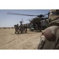Des auxiliaires sanitaires évacuent un blessé par hélicoptère Caïman NH-90 dans la région de Bitagoungou, au Mali.