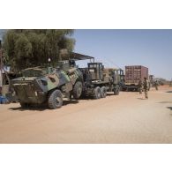 Un camion lourd de dépannage (CLD) tracte un véhicule de l'avant blindé (VAB) accidenté dans la région de Tombouctou, au Mali.