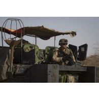 Portrait d'un soldat en trappe de son véhicule de l'avant blindé (VAB) dans la région de Bitagoungou, au Mali.
