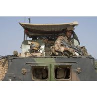 Portrait de soldats en trappe de leur véhicule de l'avant blindé (VAB) dans la région de Bitagoungou, au Mali.