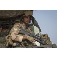 Portrait d'un soldat en trappe de son véhicule de l'avant blindé (VAB) dans la région de Bitagoungou, au Mali.