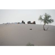 Des soldats du groupe de tireurs d'élite longue distance (TELD) sécurisent le périmètre dans la région de Bitagoungou, au Mali.
