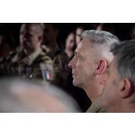 Le général François Lecointre assiste au discours du président de la République Emmanuel Macron à Niamey, au Niger.