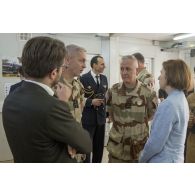Le général François Lecointre s'entretient avec la ministre des Armées Florence Parly à Niamey, au Niger.
