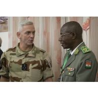 Le général François Lecointre rencontre son homologue nigérien, le général Seyni Garba à Niamey, au Niger.