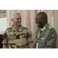 Le général François Lecointre rencontre son homologue nigérien, le général Seyni Garba à Niamey, au Niger.
