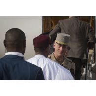 Le général François Lecointre rencontre le président nigérien Mahamadou Issoufou au palais de Niamey, au Niger.