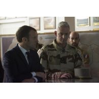 Le général François Lecointre participe à un briefing aux côtés du président de la République Emmanuel Macron à Niamey, au Niger.