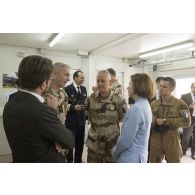 Le général François Lecointre s'entreitent avec la ministre des Armées Florence Parly à Niamey, au Niger.