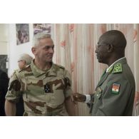 Le général François Lecointre rencontre son homologue nigérien, le général Seyni Garba à Niamey, au Niger.