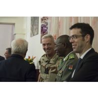 Le général François Lecointre et l'amiral Bernard Rogel rencontrent le général Seyni Garba, chef d'état-major général des armées nigériennes à Niamey, au Niger.