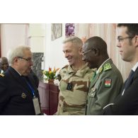 Le général François Lecointre et l'amiral Bernard Rogel rencontrent le général Seyni Garba, chef d'état-major général des armées nigériennes à Niamey, au Niger.