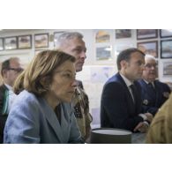 La ministre des Armées Florence Parly assiste à un briefing aux côtés du président de la République Emmanuel Macron à Niamey, au Niger.