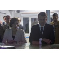 La ministre des Armées Florence Parly assiste à un briefing aux côtés du président de la République Emmanuel Macron à Niamey, au Niger.