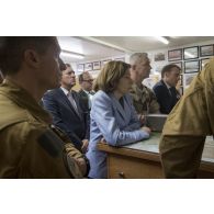 La ministre des Armées Florence Parly assiste à un briefing aux côtés du président de la République Emmanuel Macron à Niamey, au Niger.