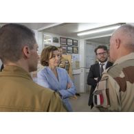 La ministre des Armées Florence Parly s'entretient avec le général Bruno Guibert à Niamey, au Niger.