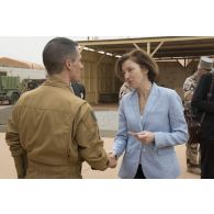 La ministre des Armées Florence Parly s'entretient avec le colonel Guillaume Gauthier, commandant la base de Niamey, au Niger.