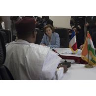 La ministre des Armées Florence Parly participe à une réunion aux côtés du président nigérien Mahamadou Issoufou au palais de Niamey, au Niger.