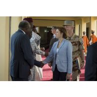 La ministre des Armées Florence Parly rencontre des membres du gouvernement nigérien aux côtés du général François Lecointre au palais de Niamey, au Niger.