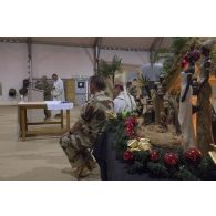L'évêque aux armées  Antoine de Romanet de Beaune célèbre la messe de Noël à Niamey, au Niger.