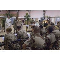 L'évêque aux armées  Antoine de Romanet de Beaune célèbre la messe de Noël à Niamey, au Niger.