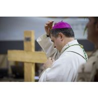 L'évêque aux armées  Antoine de Romanet de Beaune célèbre la messe de Noël à Niamey, au Niger.