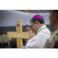 L'évêque aux armées  Antoine de Romanet de Beaune célèbre la messe de Noël à Niamey, au Niger.
