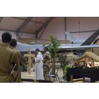 L'évêque aux armées  Antoine de Romanet de Beaune célèbre la messe de Noël à Niamey, au Niger.