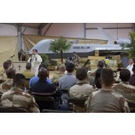 L'évêque aux armées  Antoine de Romanet de Beaune célèbre la messe de Noël à Niamey, au Niger.