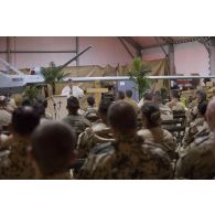 L'évêque aux armées  Antoine de Romanet de Beaune célèbre la messe de Noël à Niamey, au Niger.