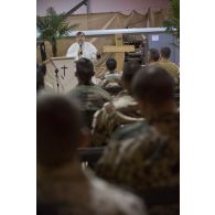 L'évêque aux armées  Antoine de Romanet de Beaune célèbre la messe de Noël à Niamey, au Niger.