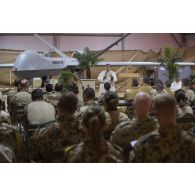 L'évêque aux armées  Antoine de Romanet de Beaune célèbre la messe de Noël à Niamey, au Niger.