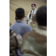 L'évêque aux armées  Antoine de Romanet de Beaune célèbre la messe de Noël à Niamey, au Niger.